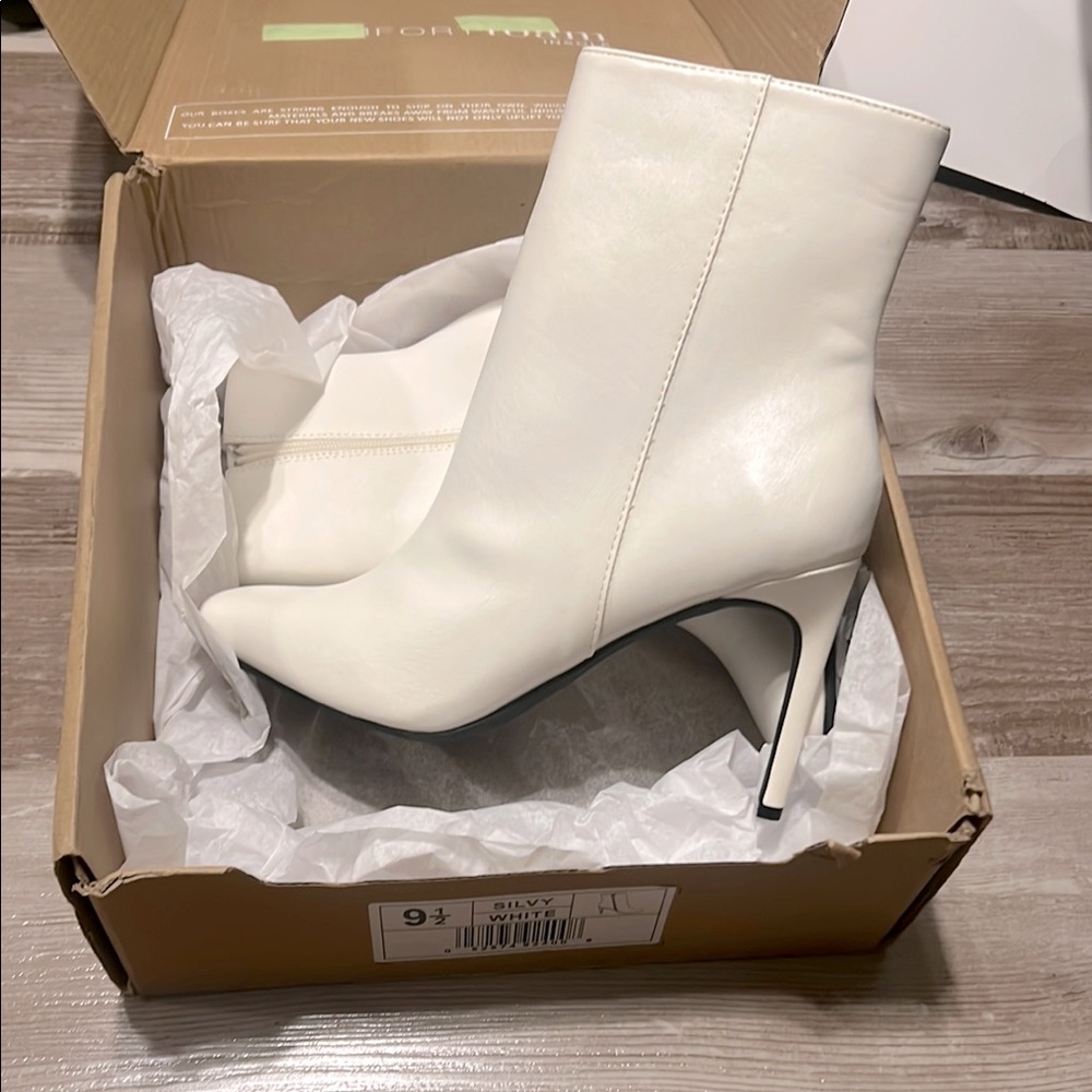NEW Journee Collection Womens Silvy Ankle Boots
sz 9.5 / White